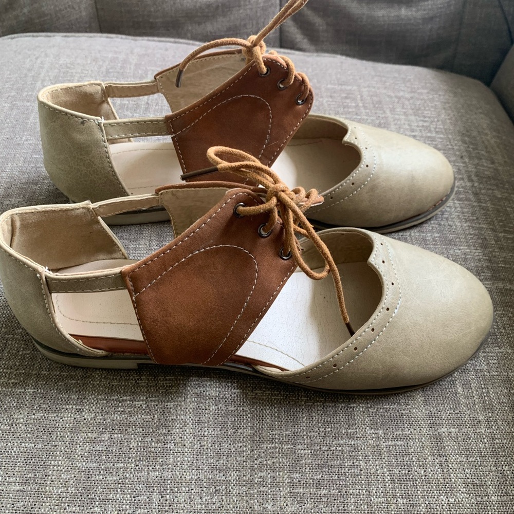 Vintage looking Brown flats size 40.